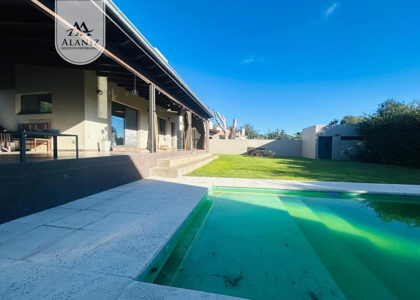 Residencia de categoría con piscina climatizada en ubicación privilegiada de Merlo