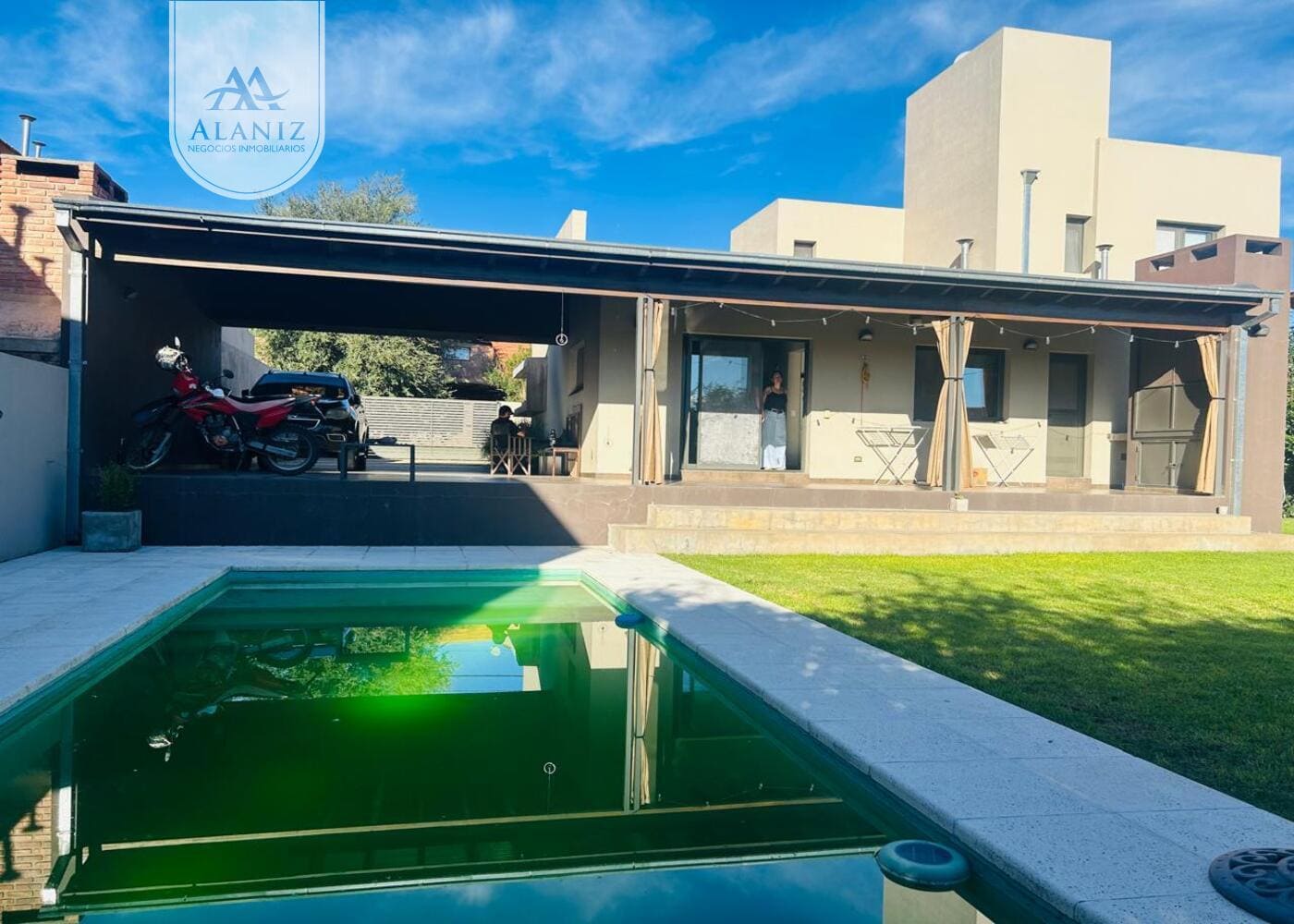 Residencia de categoría con piscina climatizada en ubicación privilegiada de Merlo