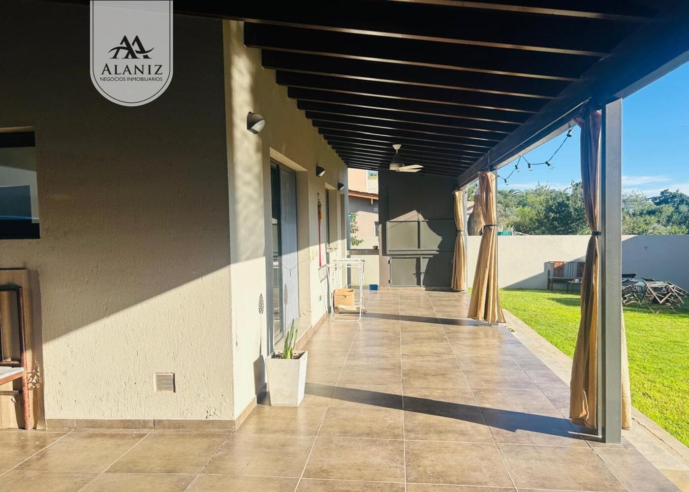 Residencia de categoría con piscina climatizada en ubicación privilegiada de Merlo - imagen 26