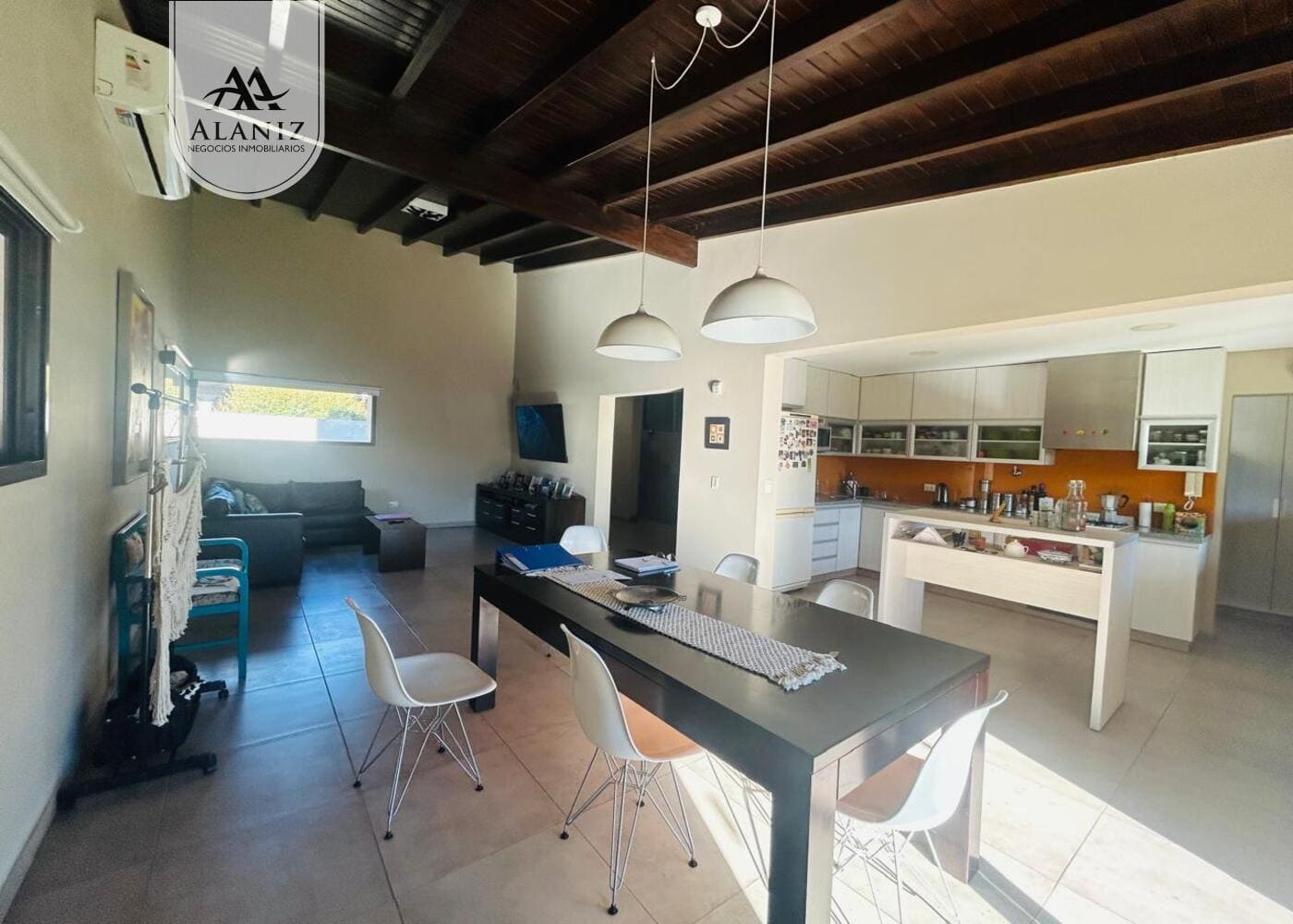 Residencia de categoría con piscina climatizada en ubicación privilegiada de Merlo - imagen 10