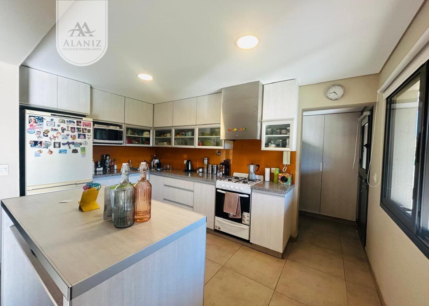 Residencia de categoría con piscina climatizada en ubicación privilegiada de Merlo - imagen 11